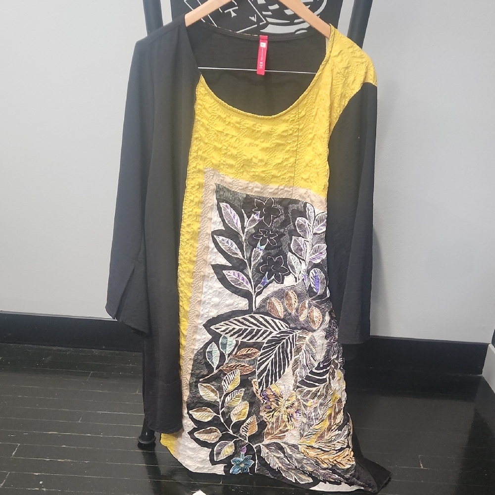 IC COLLECTION Black and Yellow Garment